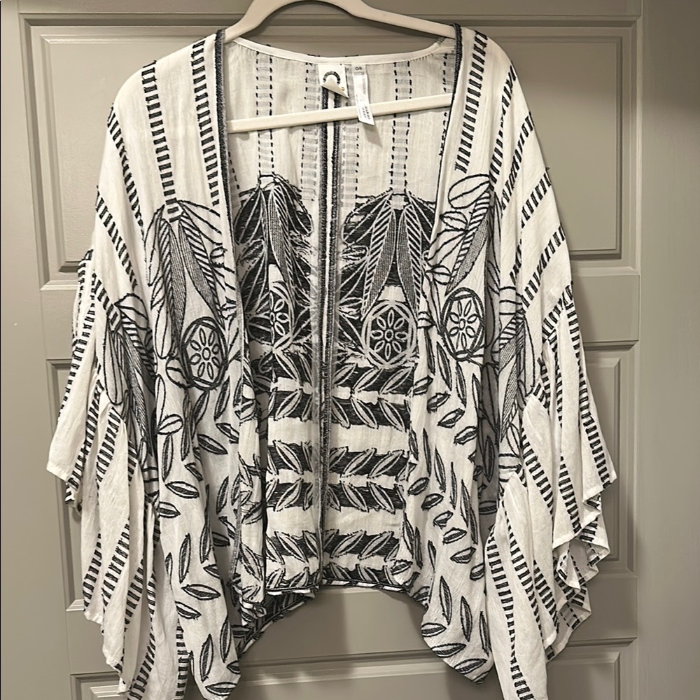 Black and White Patterned Women's Top
